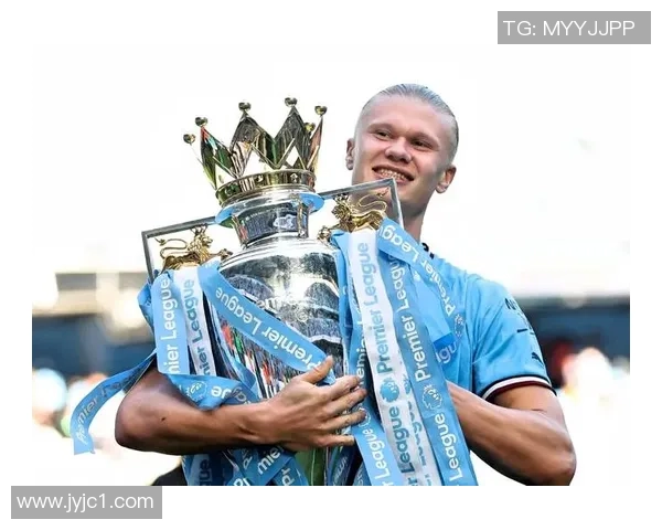 2025年现存足球球星排名前十解析及其成就对比 2025年现存足球球星排名前十解析及其成就对比